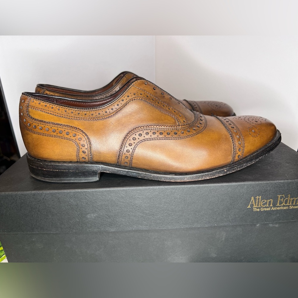 Allen Edmonds Men's Tan Brogue Oxfords - Picture 3 of 7